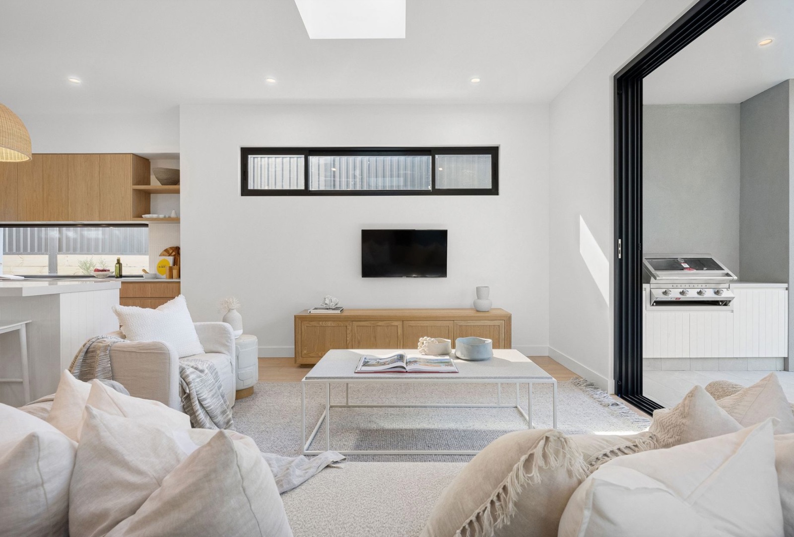 Luxurious 5 Bed Retreat + Pool near Gymea Village — photo 3